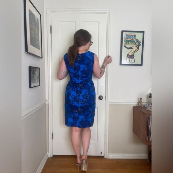 60s Vintage Navy Blue Hawaiian Wiggle Dress w Hibiscus Flowers and Gold Details - Picture 2 of 6